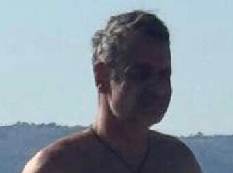 Για πρωινό μπάνιο ο Κυριάκος Μητσοτάκης μετά το ατύχημα που είχε με το ποδήλατό του