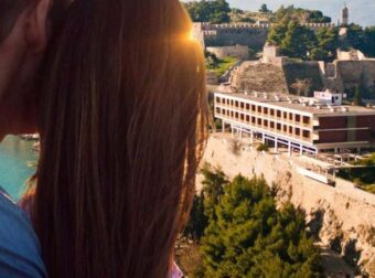 Σόδομα και Γόμορρα σε πασίγνωστη ελληνική πόλη: Ζευγάρια κλείνουν βίλες – «Είμαστε παντρεμένοι, εχέμυθοι και ψάχνουμε…»