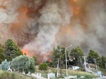 Μεγάλη φωτιά στη Χαλκιδική – Δίπλα σε σπίτια οι φλόγες – Eκκενώθηκαν Σίβηρη και Φούρκα