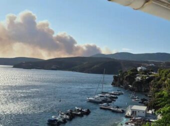 Φωτιά στη Σκύρο: Εκκενώθηκαν δύο οικισμοί μετά από μηνύματα του 112 – Στη μάχη 10 εναέρια μέσα