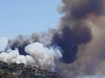 Τραγωδία με τις φωτιές στη Σαλαμίνα: Δύο νεκροί, καίγονται σπίτια, σπεύδουν σκάφη για εκκένωση διά θαλάσσης από Σελήνια και Κακή Βίγλα