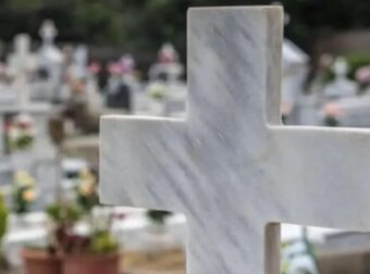 «Που είναι το παιδί μου;»: Οι δραματικές στιγμές μητέρας πάνω από τον τάφο του 24χρονου γιου της