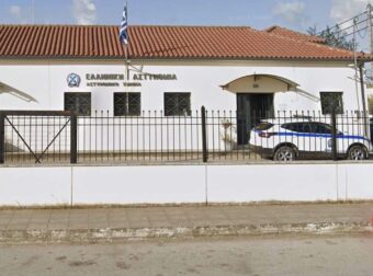 Ρομά τα έκαναν γυαλιά καρφιά στο Αστυνομικό Τμήμα για να απελευθερώσουν φίλο τους