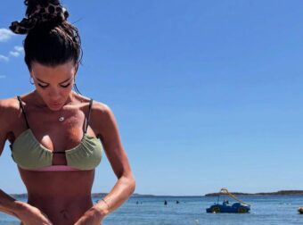 Πασίγνωστη Ελληνίδα ποζάρει μαυρισμένη και εντυπωσιάζει με τις αναλογίες της