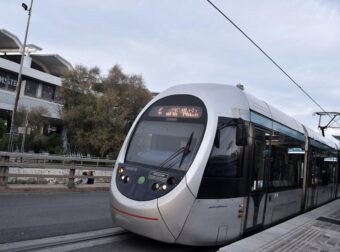 Τρόμος στο Τραμ στη Βούλα: Άνδρας σε κατάσταση αμόκ μαχαίρωσε επιβάτη και απείλησε τον οδηγό