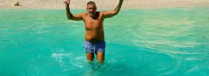 Γιώργος Λιάγκας: Με μαγιό στα νερά της Κεφαλονιάς – «Ο αναδυόμενος»