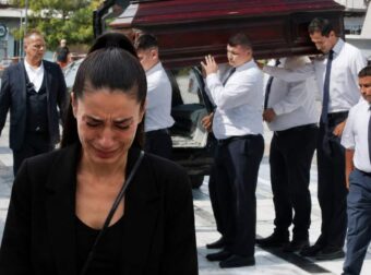 Κηδεία Κόκοτα: «Ράγισε» καρδιές η σύζυγός του στον επικήδειο λόγο της – «Έσβησε και είναι μαζί μου. Είναι η μισή μου ζωή»