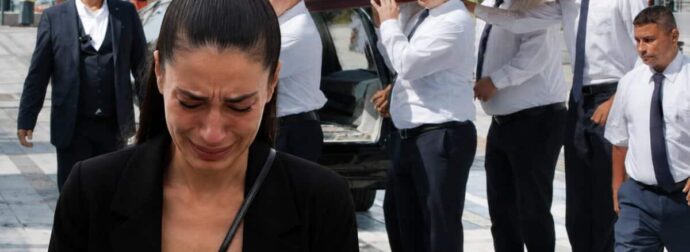 Κηδεία Κόκοτα: «Ράγισε» καρδιές η σύζυγός του στον επικήδειο λόγο της – «Έσβησε και είναι μαζί μου. Είναι η μισή μου ζωή»
