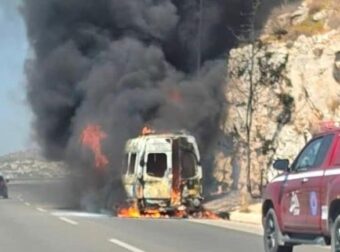 Φωτιά σε σχολικό λεωφορείο στην Αθηνών – Σουνίου