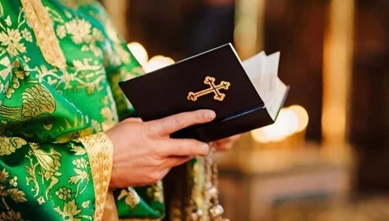 Τι πρέπει να λέμε σε έναν ιερέα όταν τον χαιρετάμε;