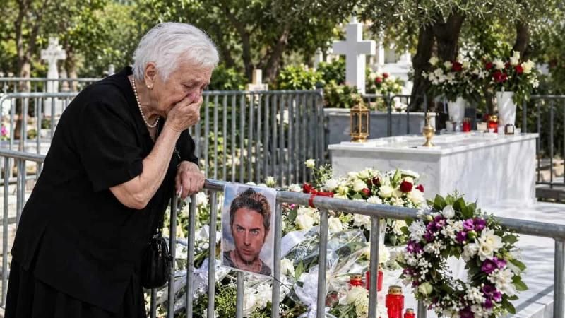 Η επίσκεψη στον τάφο του Μαζωνάκη χθες το βράδυ: Τι υποσχέθηκε στον γιο της με δάκρυα στα μάτια η κυρία Κλειώ