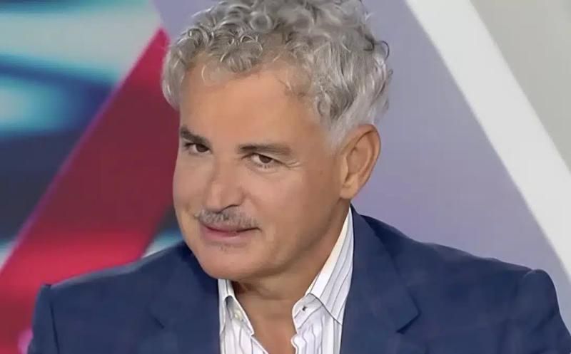 Σαν σταρ του σινεμά ο Άρης Σπηλιωτόπουλος με νέο λουκ με μουστάκι – Τι είπε για τον Σαμαρά