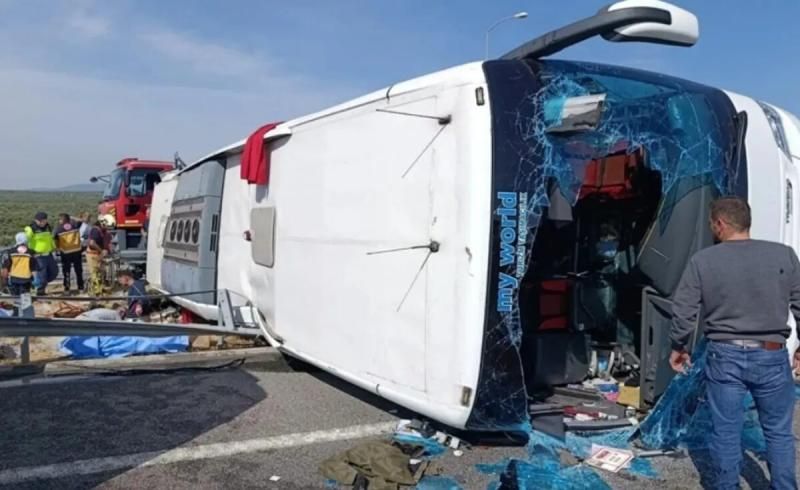 Πολύνεκρο τροχαίο: Σύγκρουση λεωφορείου με φορτηγό – «Μοιάζει με σφαγh»