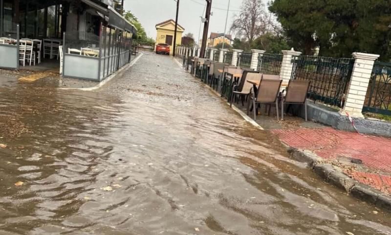 Κακοκαιρία: Σφοδρή βροχόπτωση με χαλάζι – Ποτάμια οι δρόμοι, μεγάλες ζημιές - Βίντεο