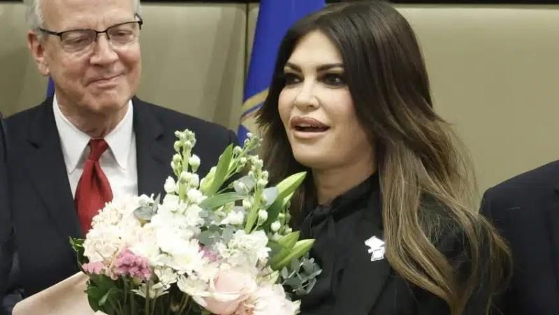 Κίμπερλι Γκίλφοϊλ: Το Μήνυμα των 100.000$ που Έφερε την Παραίτηση από την Πρεσβεία ΗΠΑ