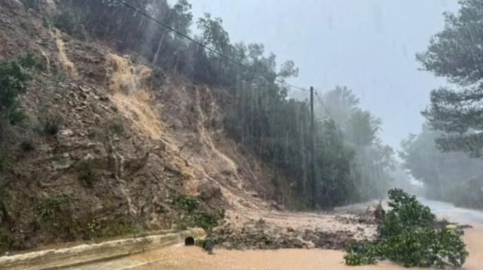 Συναγερμός: Πλημμύρες, κατολισθήσεις και κλειστοί δρόμοι από τη φονική κακοκαιρία – Κόκκινη προειδοποίηση ΕΜΥ